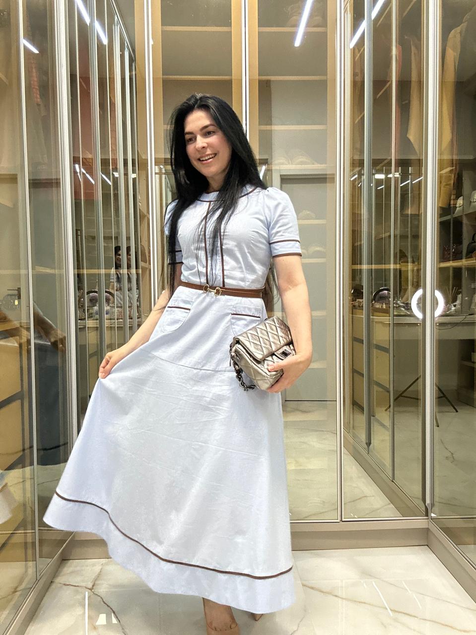 vestido midi azul claro
