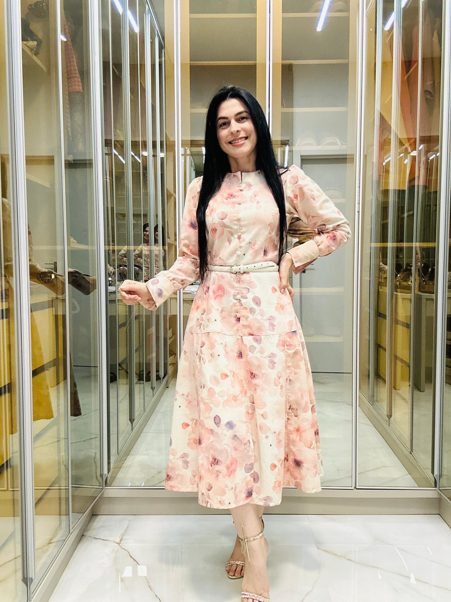 Vestido Midi Feminino com Recortes e Botões Decorativos
